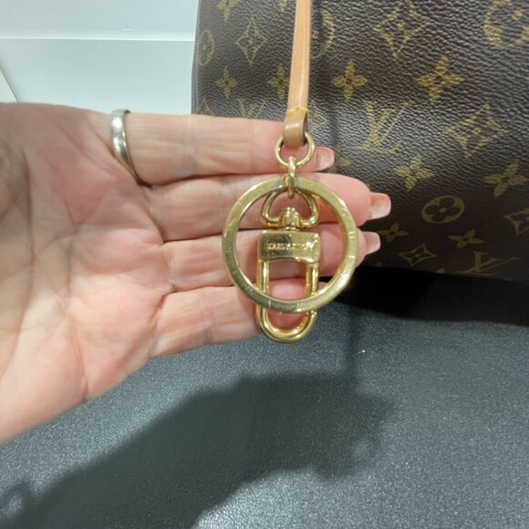 Louis Vuitton Artsy MM Monogram Shoulder Bag with Bag Charm (JB1298) - Picture 3 of 15